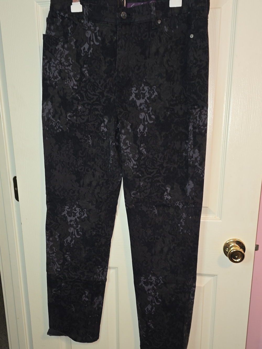 Gloria Vanderbilt Black Damask Pattern Cropped Jeans